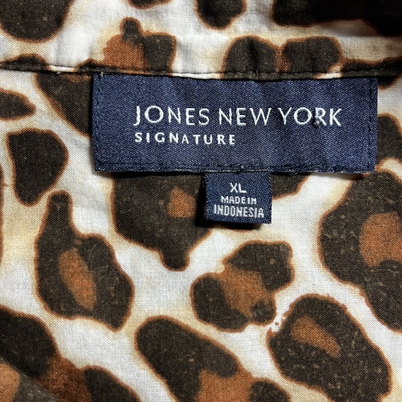 Jones New York Signature. Leopard print button up. - Picture 6 of 8